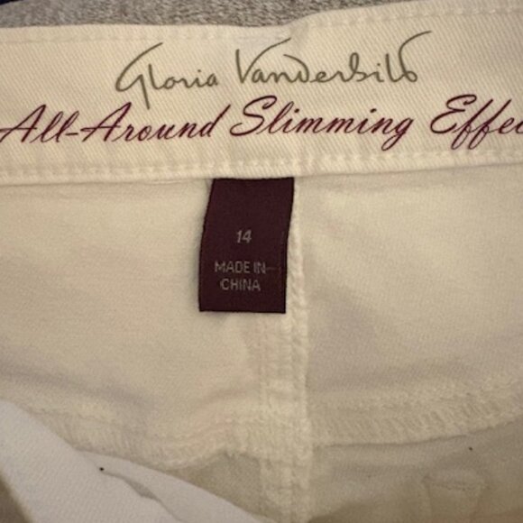 Gloria Vanderbilt White Denim Shorts – Size 14 – Slimming Fit – NEW (Washed, Nev - Picture 3 of 5